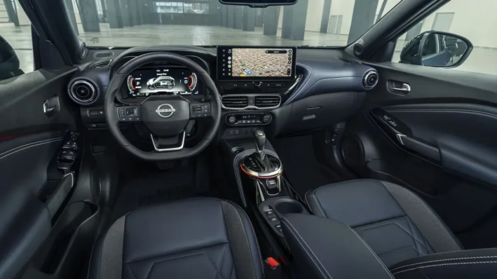 Кросовер Nissan Juke Pulse у русі на міській дорозі