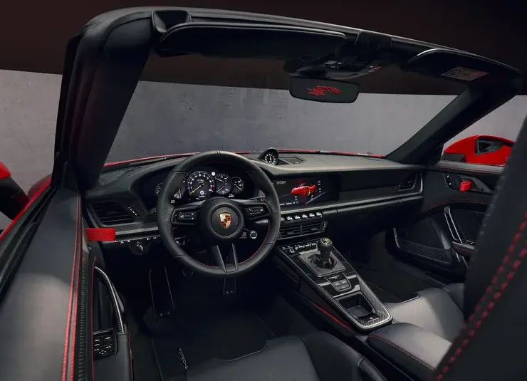 Інтер’єр кабріолета Porsche 911 GT3 з цифровою панеллю приладів, спортивним кермом і чорно-червоною обробкою
