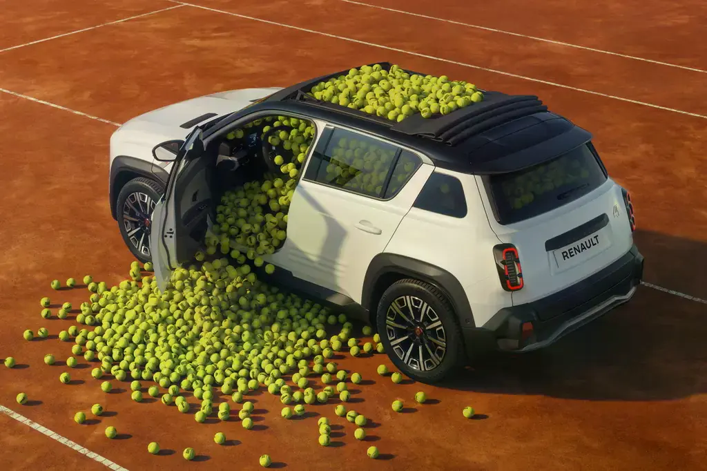 Електрокросовер Renault 4 Roland-Garros E-Tech на тенісному корті з м’ячами