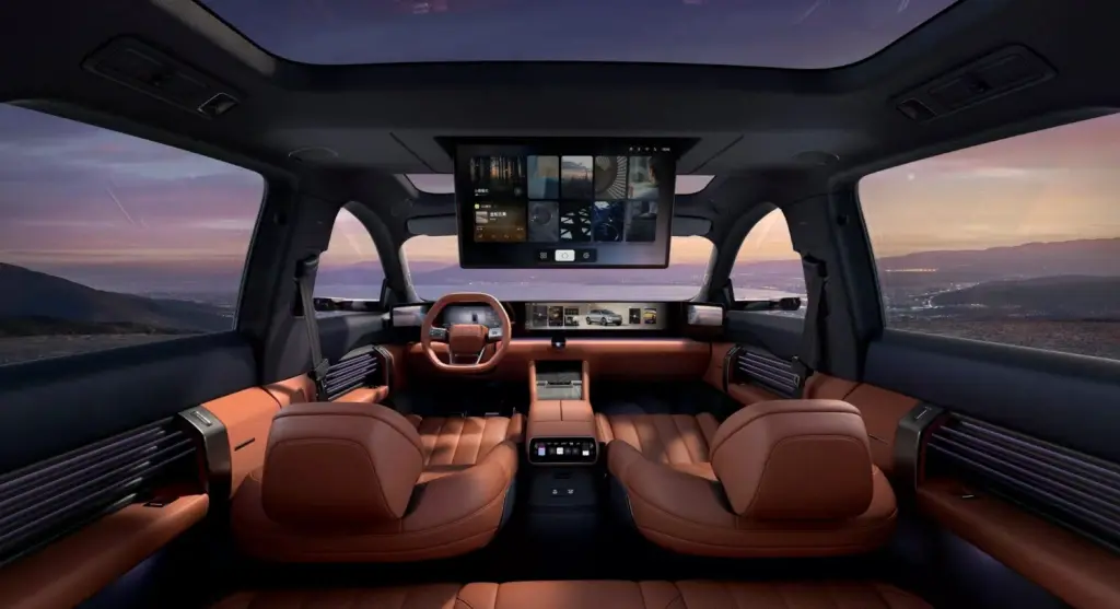 Електричні кросовери Audi E7X на фоні міського пейзажу