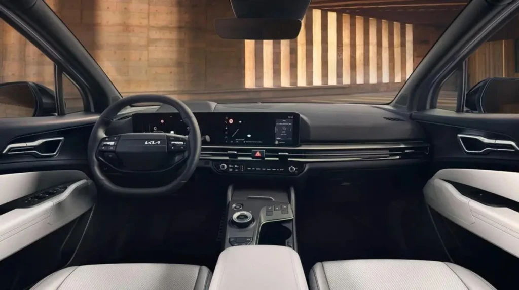 Интерьер KIA Sportage Black Edition с цифровой панелью приборов, мультимедийным экраном и светлой отделкой салона