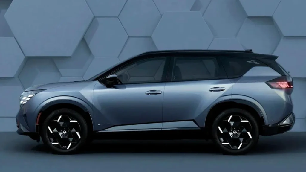 Оновлений Nissan X-Trail сріблястого кольору, вид спереду збоку в студійному просторі