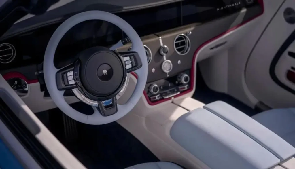 Інтер’єр Rolls-Royce Nightingale з білим кермом, світлим оздобленням салону та преміальною центральною консоллю