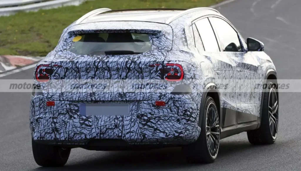 Замаскований прототип Mercedes GLA 2027 під час дорожніх випробувань