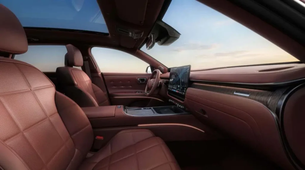 Hyundai Grandeur 2027 у бордовому кольорі на фоні міста