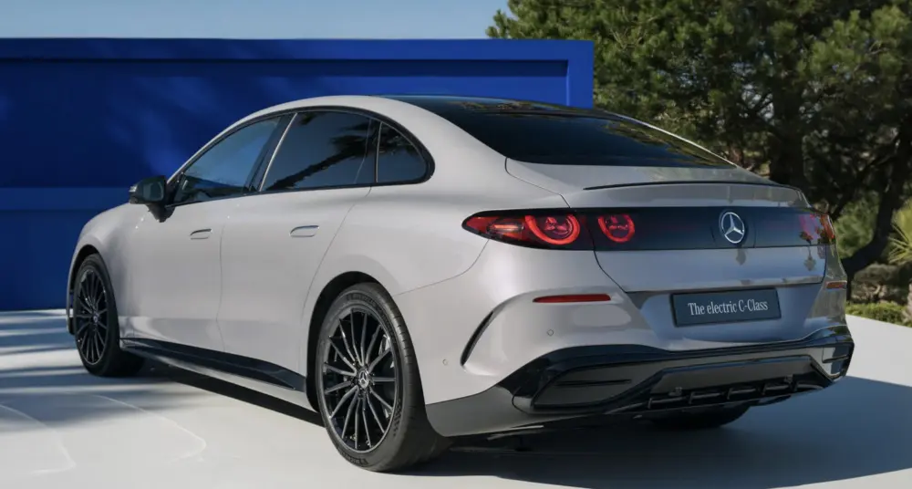 Електричний Mercedes C-Class на нічному зображенні з підсвіченою решіткою радіатора