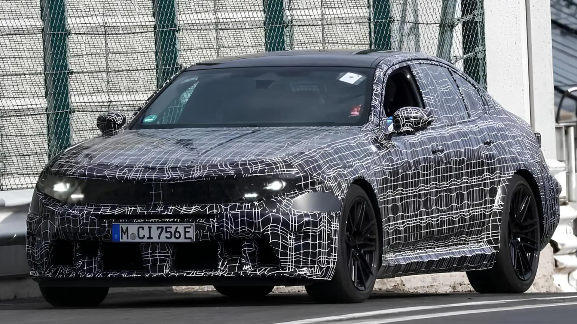 Новий BMW M5 у камуфляжі під час дорожніх тестів
