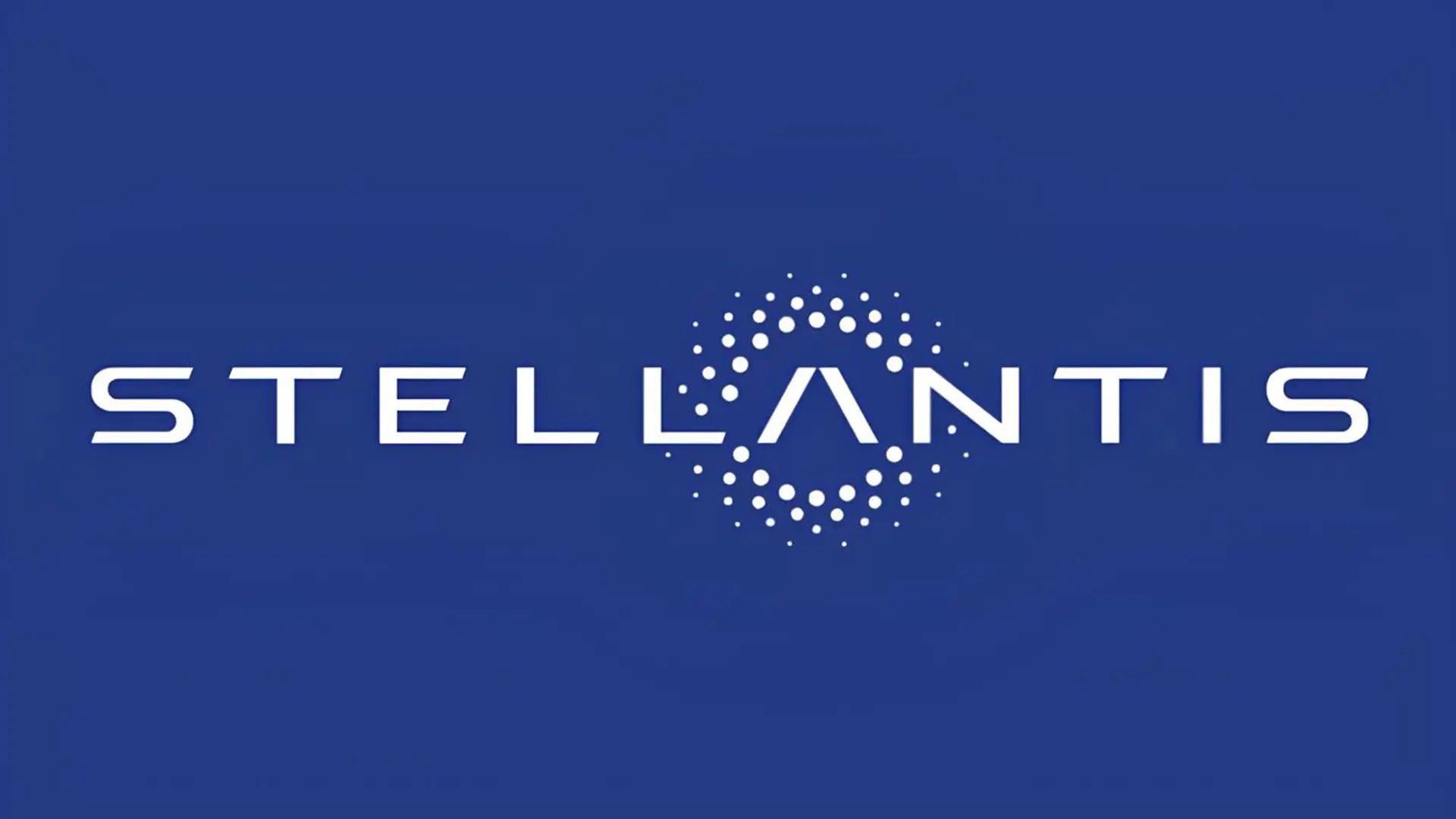 Логотип Stellantis на синьому фоні для статті про дешеві електрокари