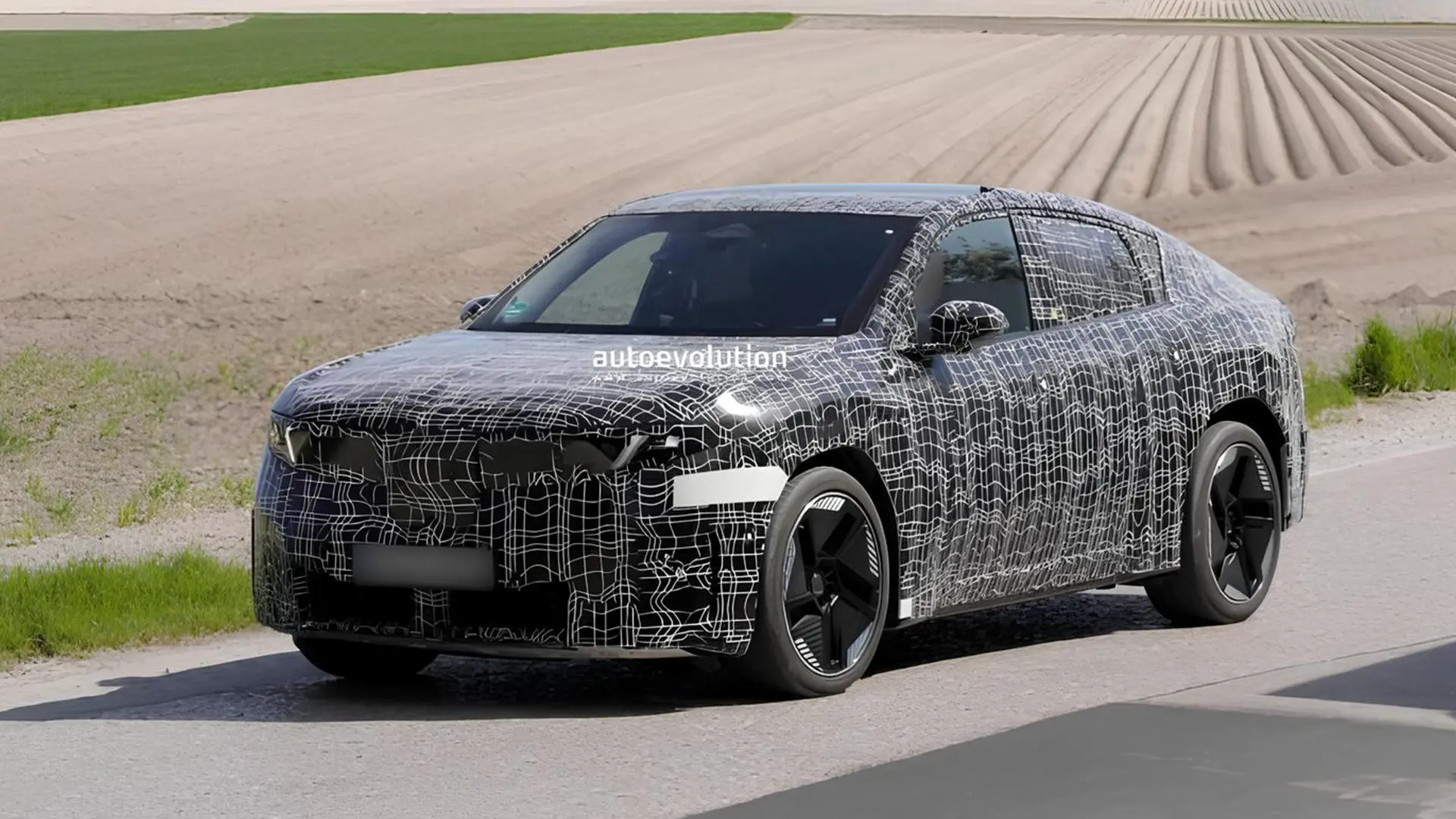 Новий BMW iX4 у камуфляжі під час дорожніх тестів