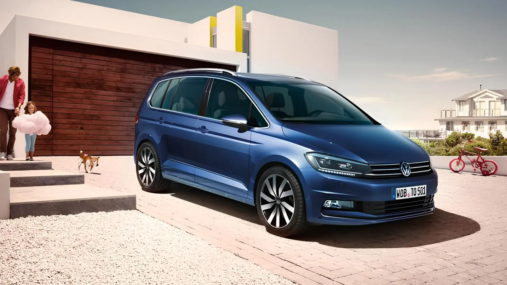Синій Volkswagen Touran біля сучасного будинку з родиною на подвір’ї