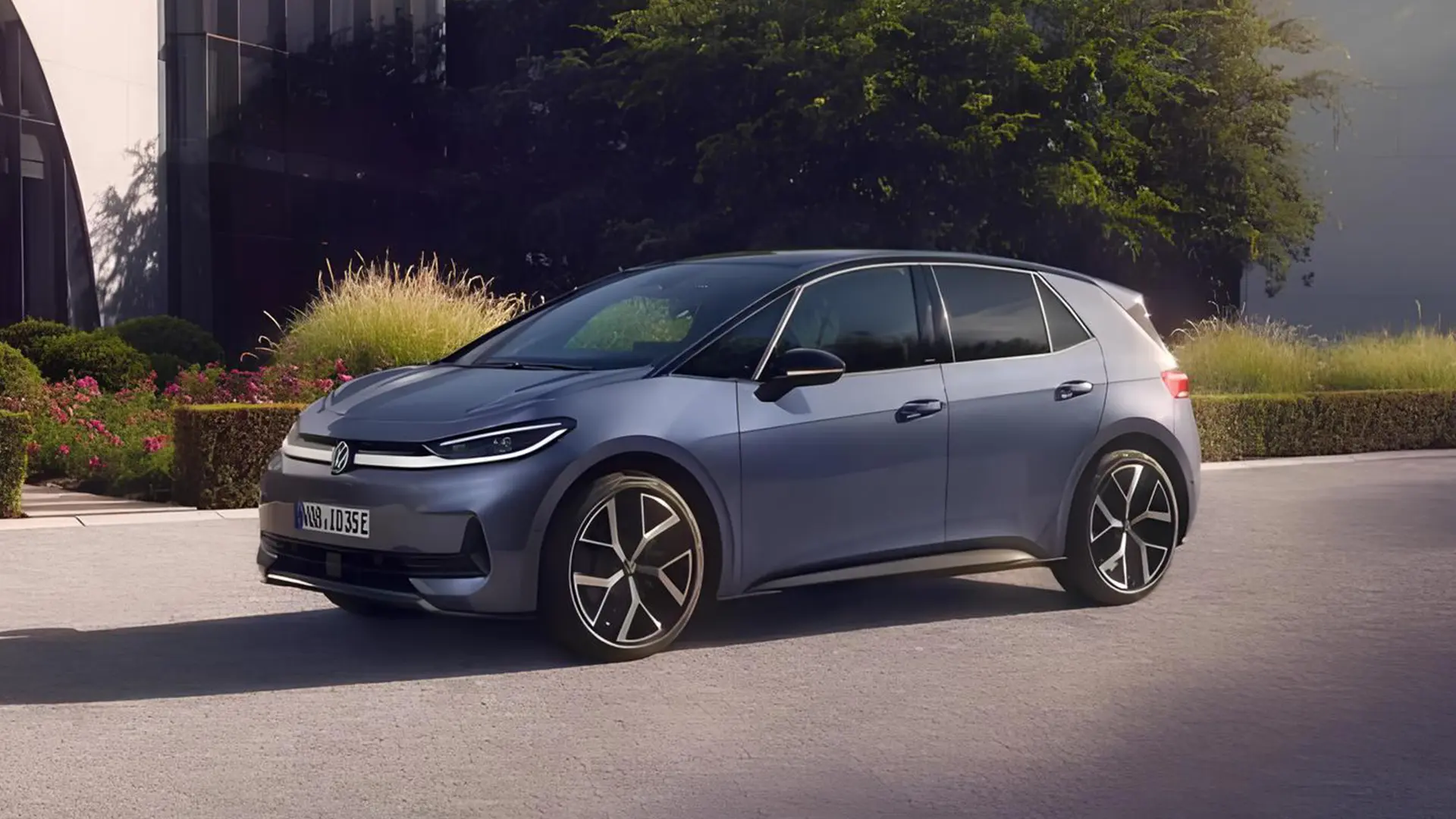 Volkswagen ID.3 Neo сірого кольору біля сучасної будівлі