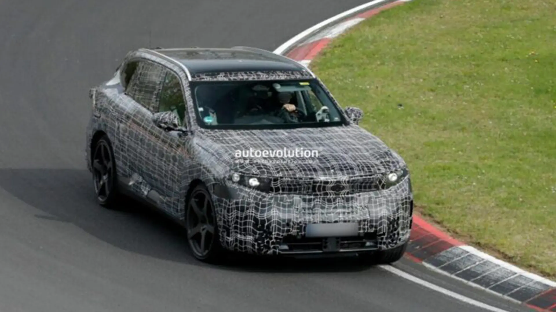 Новий BMW X5 у камуфляжі під час тестів на гоночній трасі