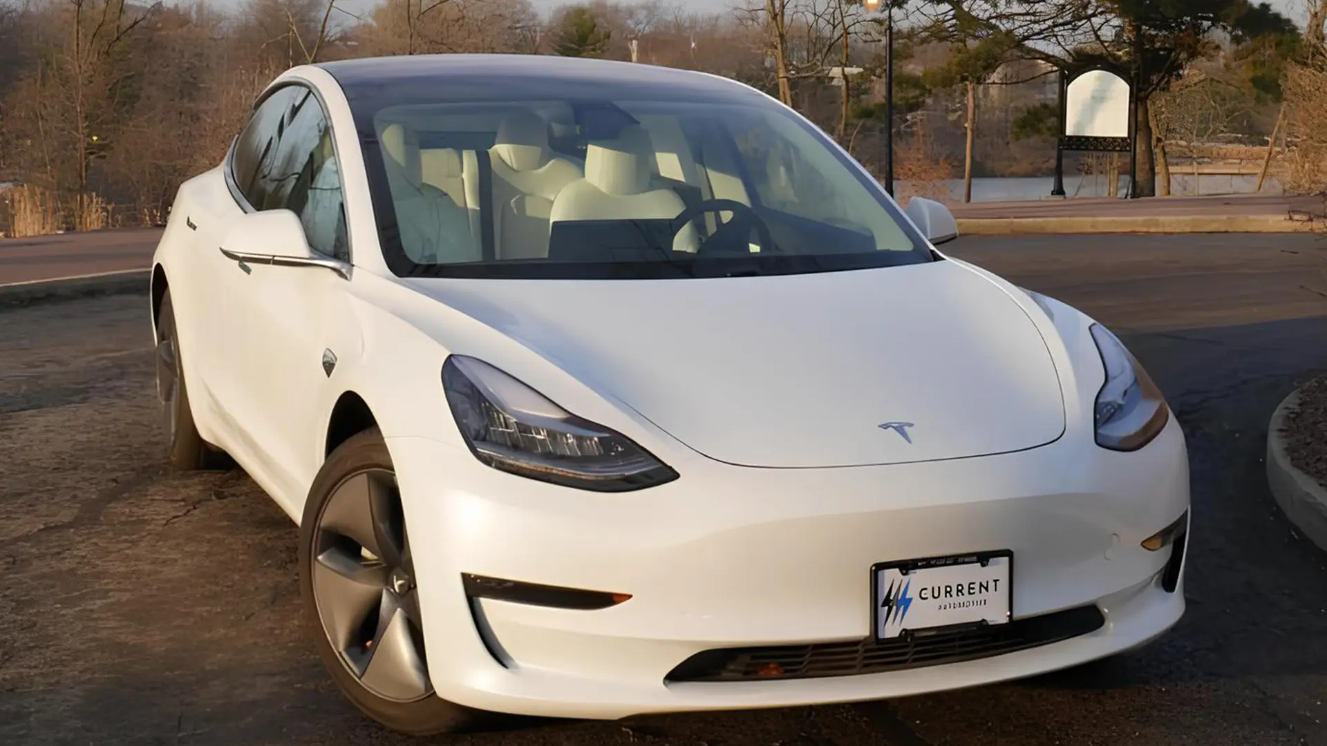 Білий Tesla Model 3 на парковці біля дороги