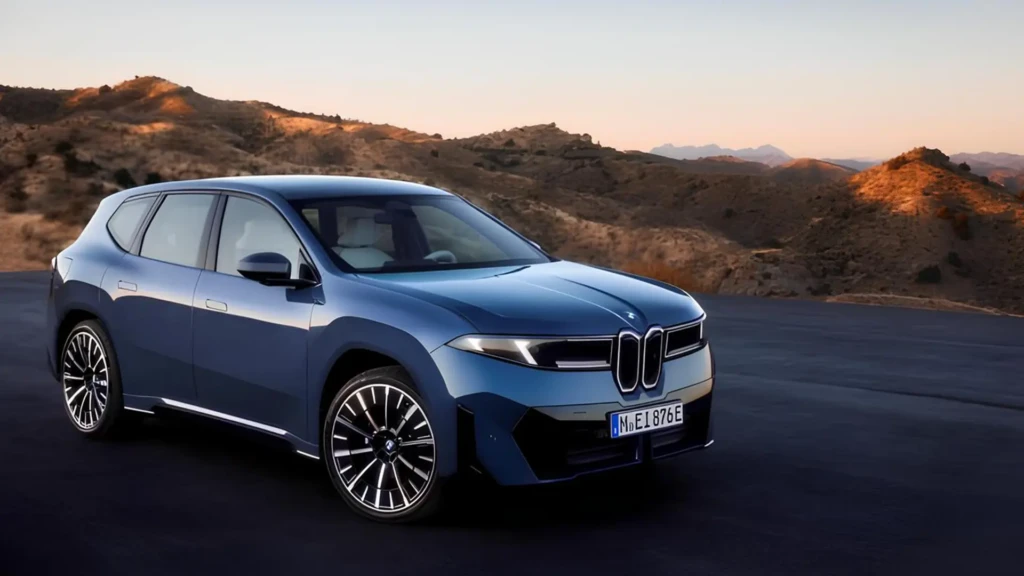 BMW iX3 на дорозі з гірським пейзажем