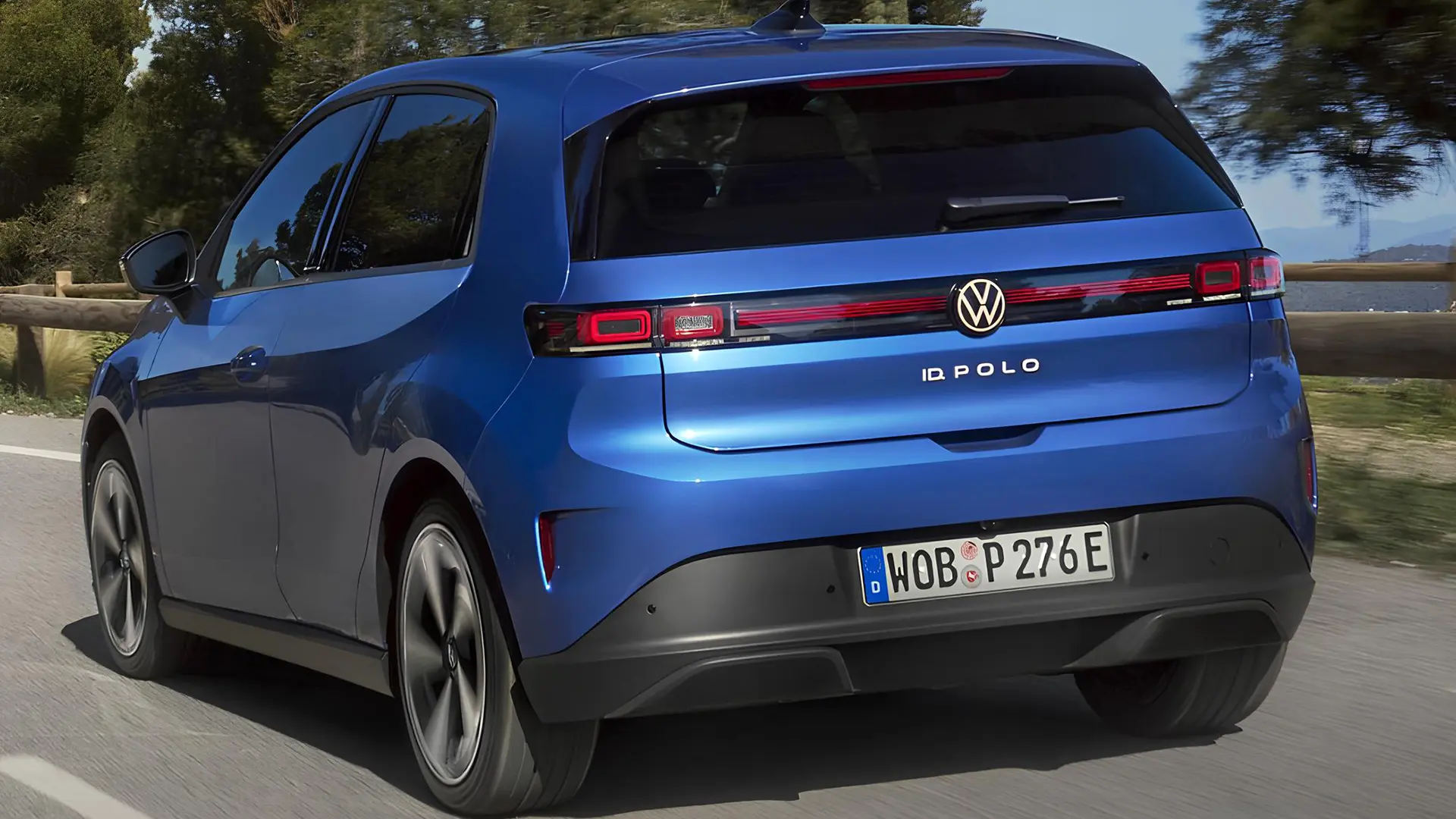 Синій Volkswagen ID. Polo на дорозі, вид ззаду