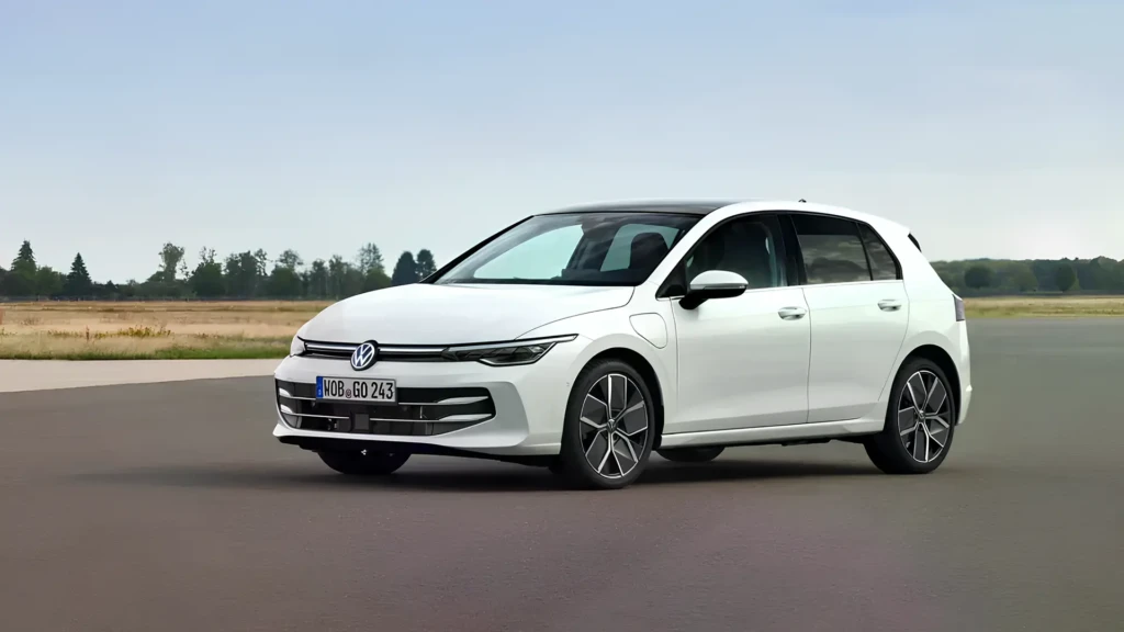 Білий Volkswagen Golf на відкритому майданчику