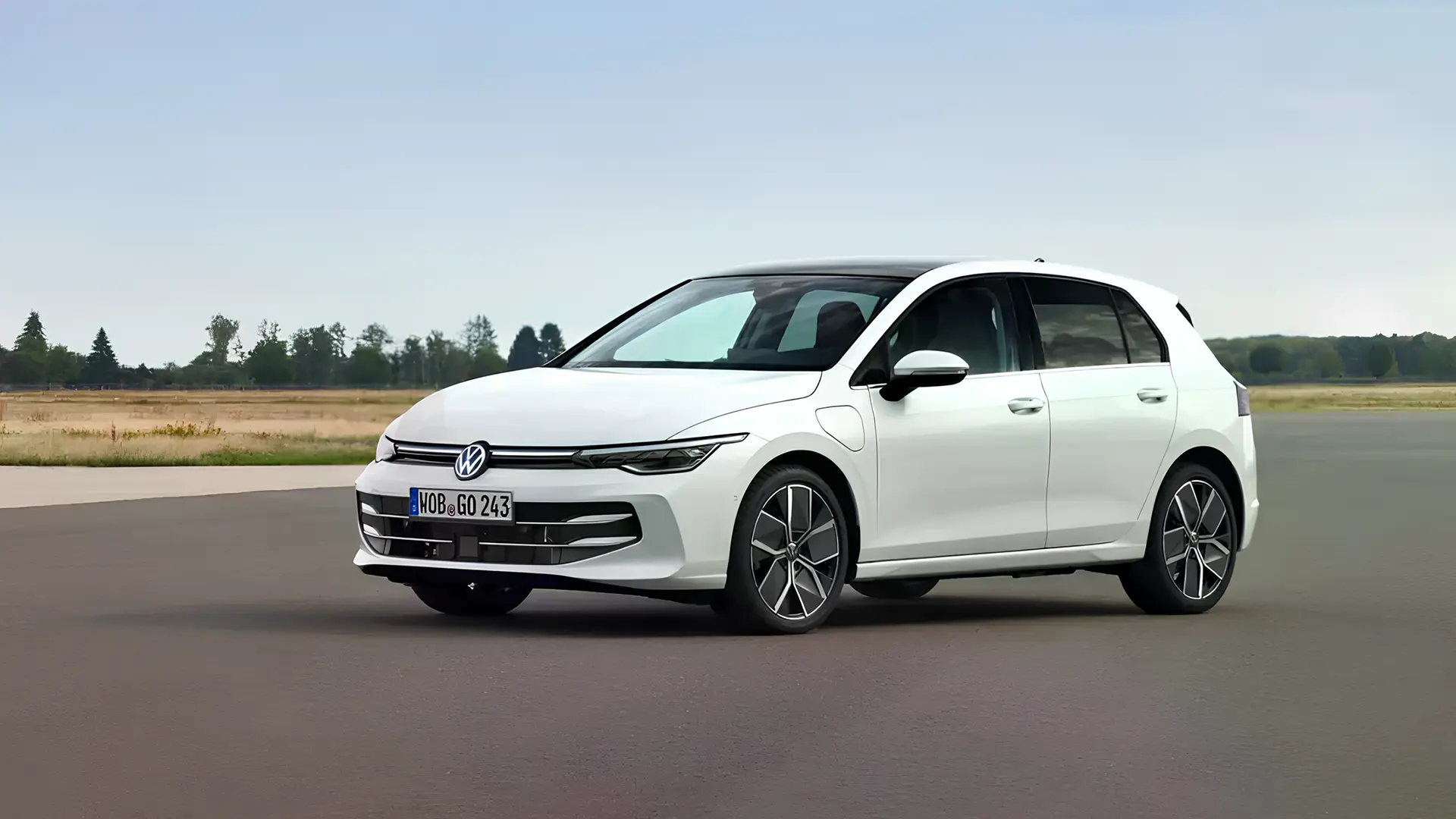 Білий Volkswagen Golf на відкритому майданчику