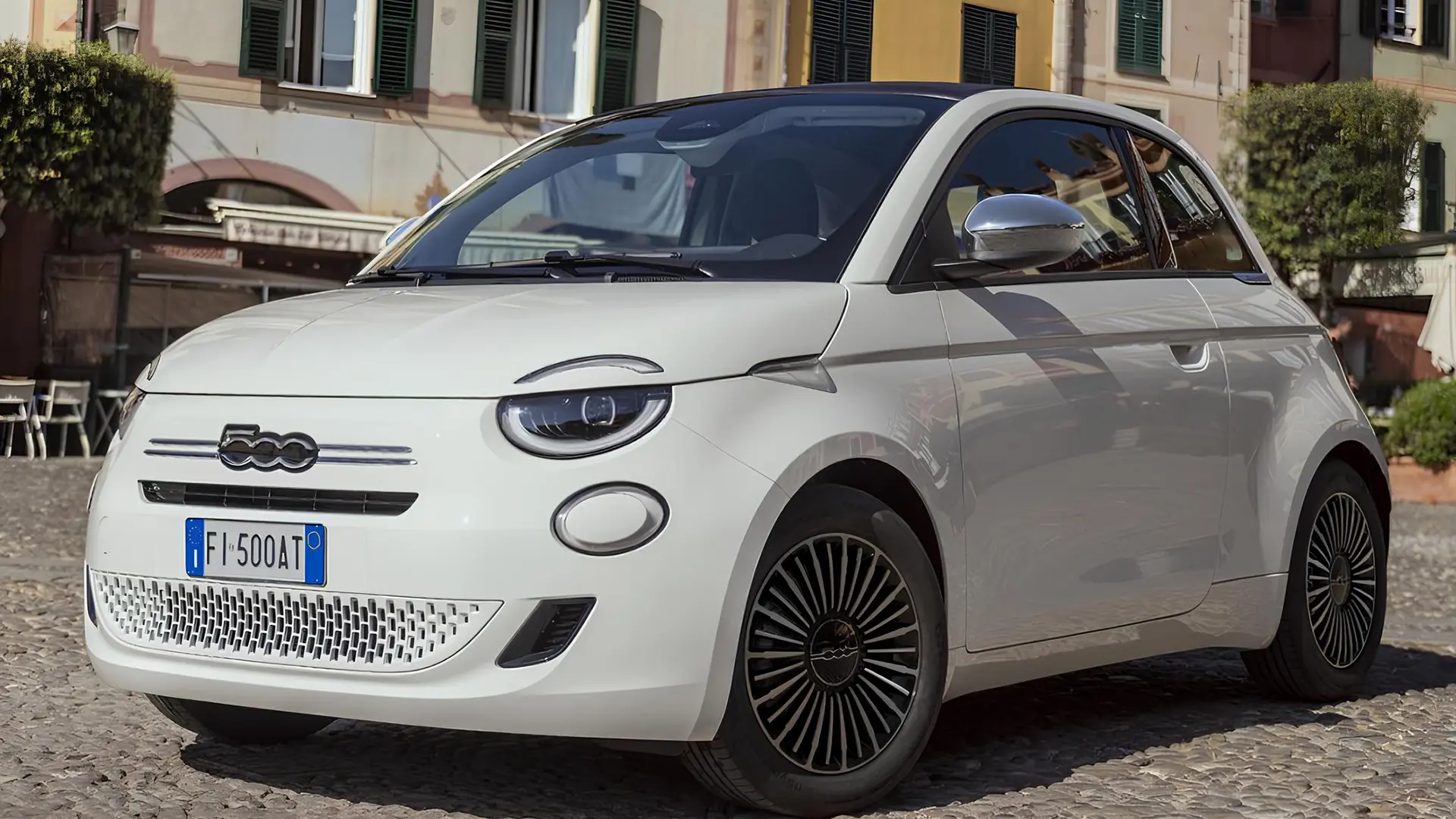 Білий FIAT 500 Hybrid Dolcevita на міській вулиці