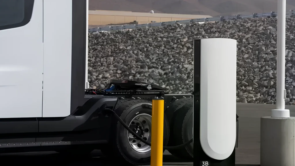Зарядна станція Tesla Megacharger, підключена до електричної вантажівки Tesla Semi