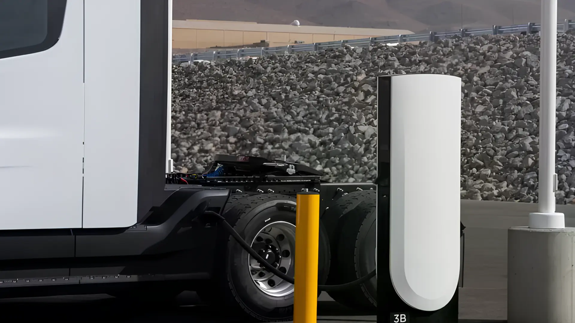 Зарядна станція Tesla Megacharger, підключена до електричної вантажівки Tesla Semi