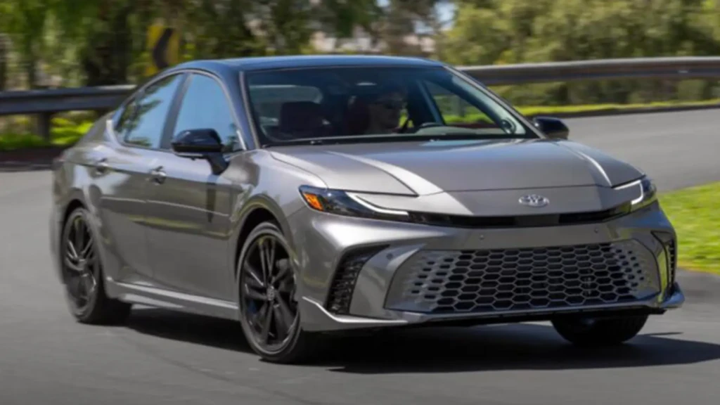 Сірий седан Toyota у русі на дорозі