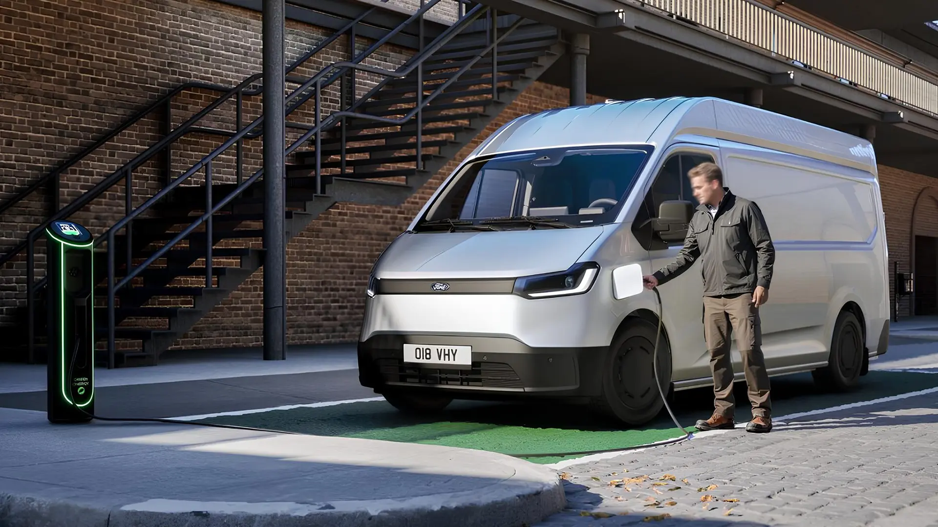 Ford Transit City заряджається біля міської зарядної станції