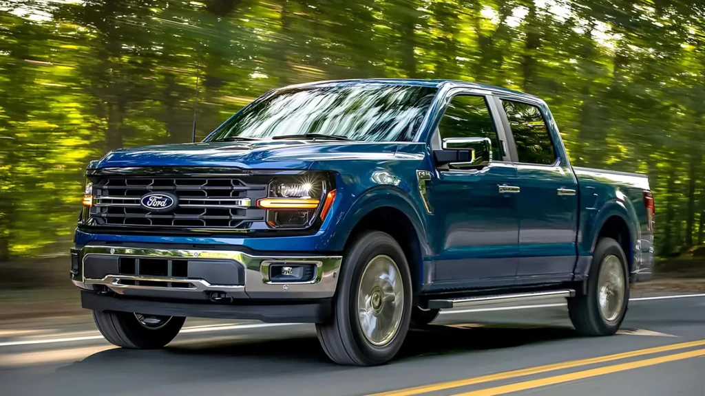 Синій Ford F-150 їде лісовою дорогою