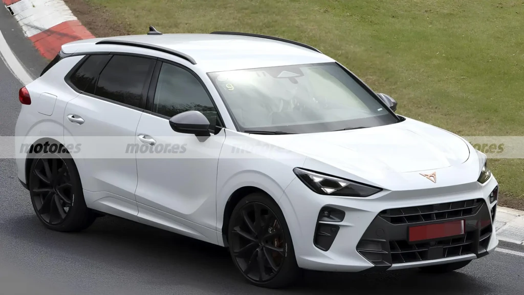 Білий CUPRA Terramar VZ Extreme на трасі крупним планом