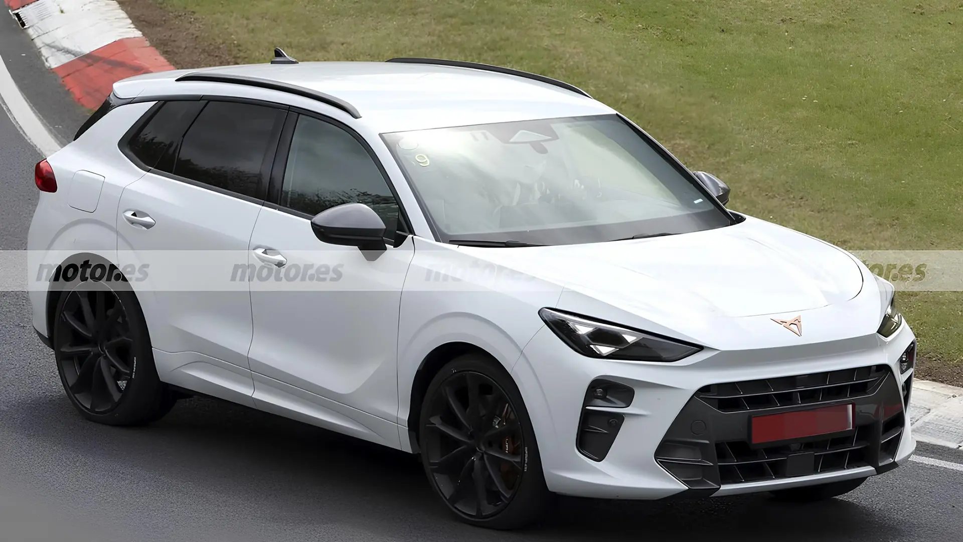 Білий CUPRA Terramar VZ Extreme на трасі крупним планом