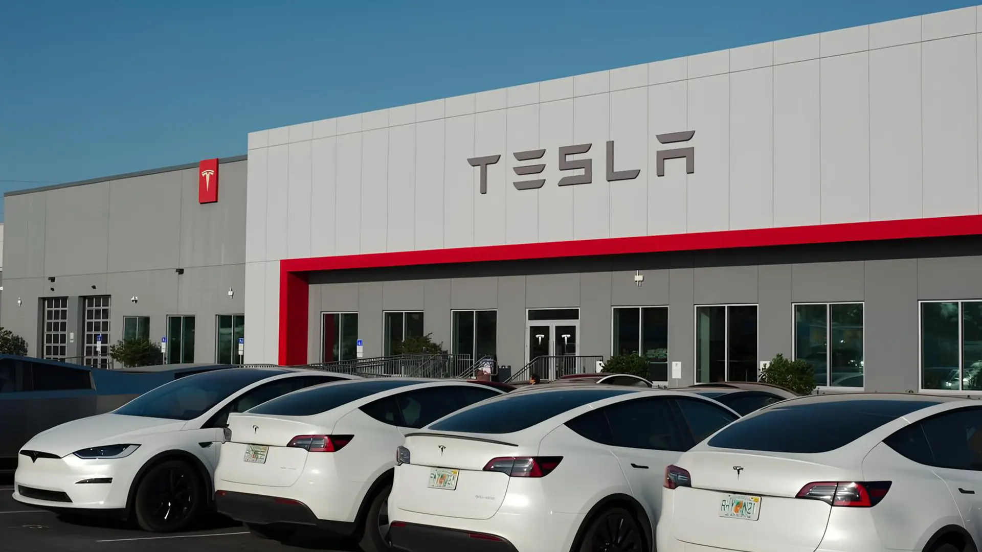 Білі Tesla Model Y припарковані біля будівлі Tesla