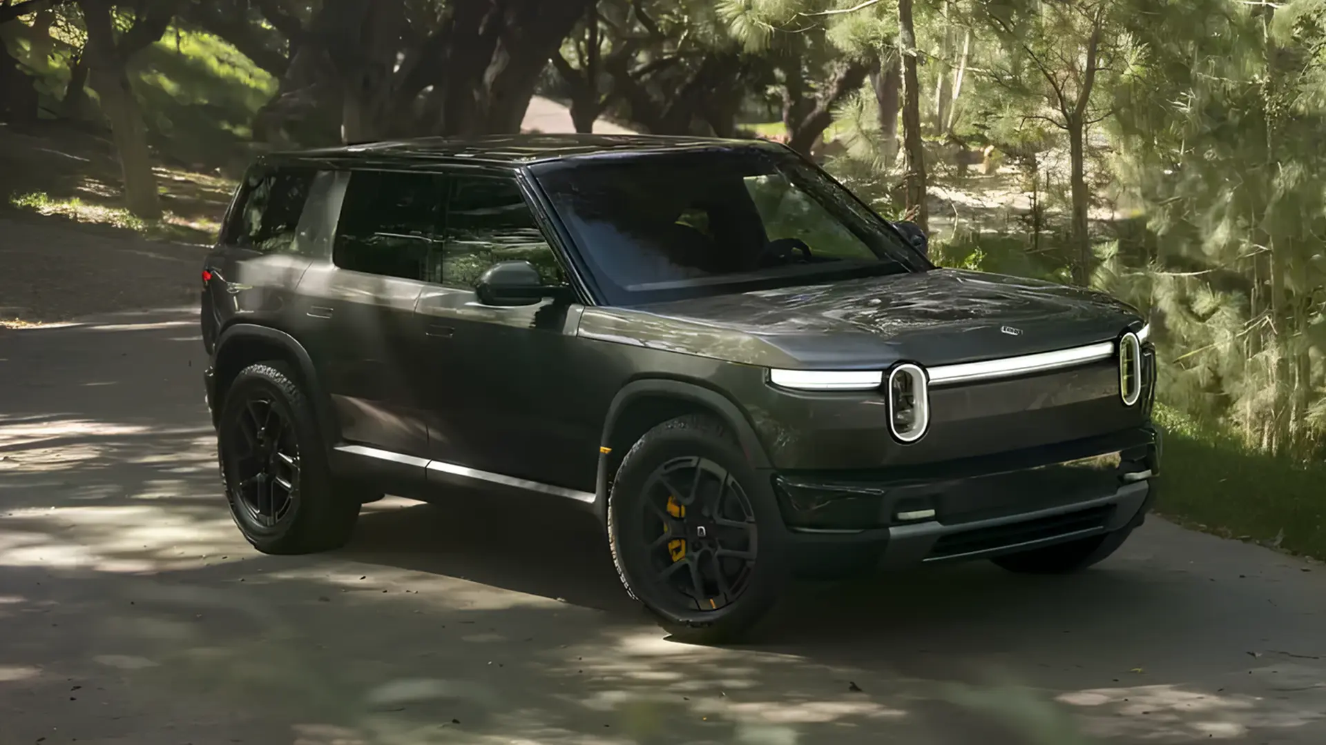 Електрокросовер Rivian R2 для статті про старт перших поставок покупцям