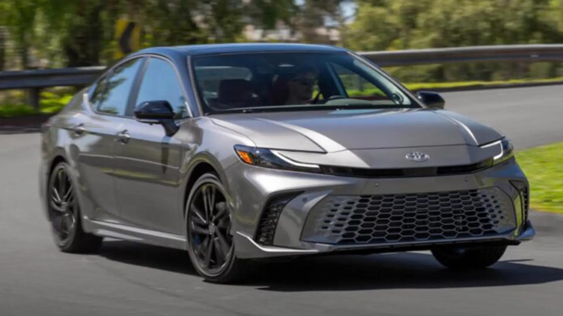 Сірий седан Toyota у русі на дорозі
