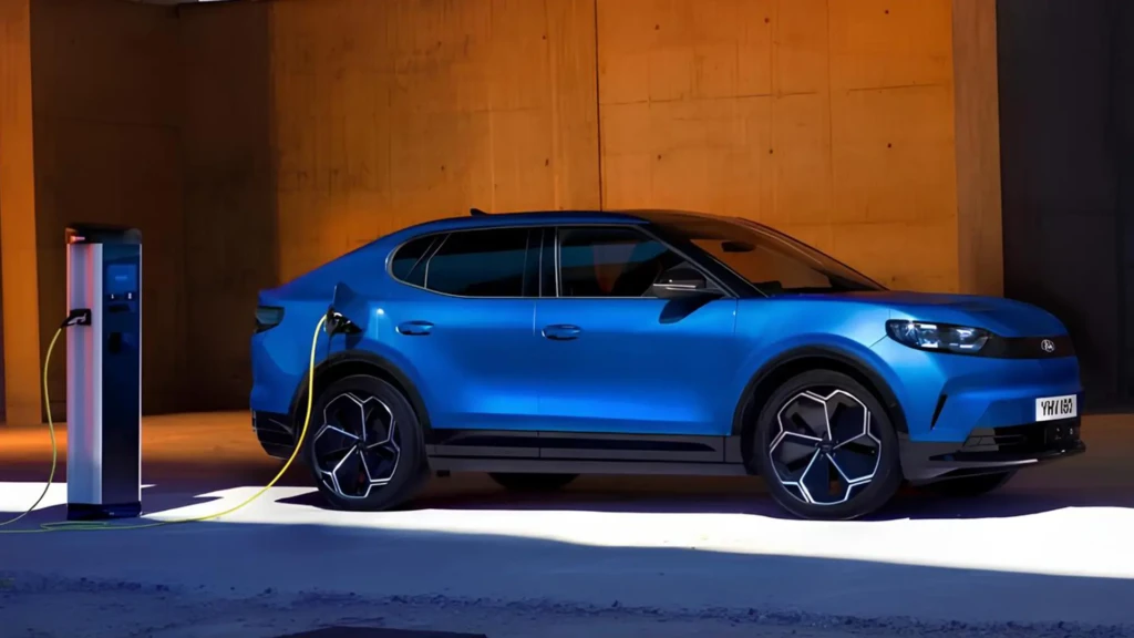 Синій електричний кросовер Ford підключений до зарядної станції