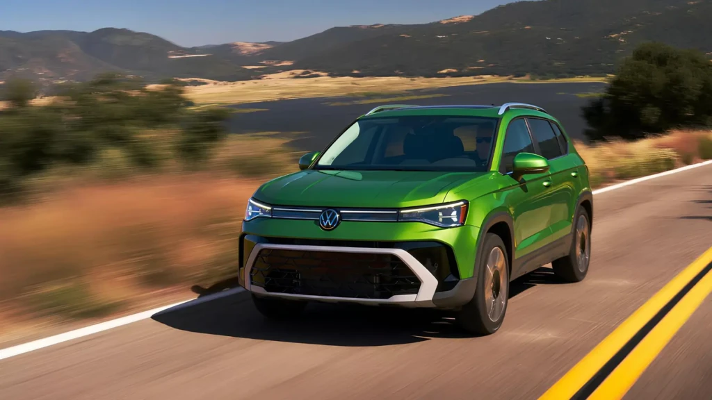 Volkswagen Atlas Cross Sport 2027 зеленого кольору на заміській дорозі