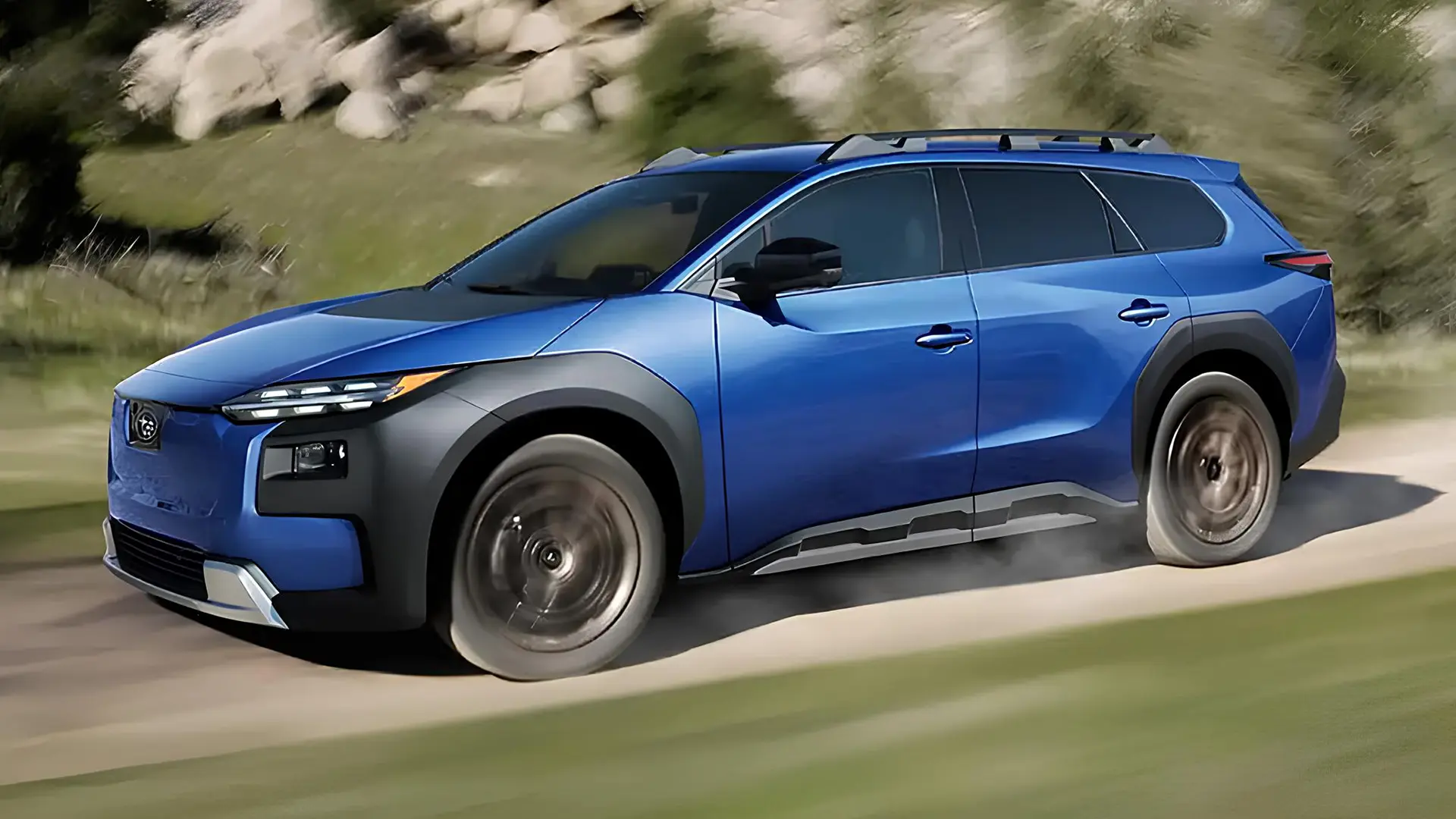 Синій кросовер Subaru на дорозі для статті про електромобілі бренду