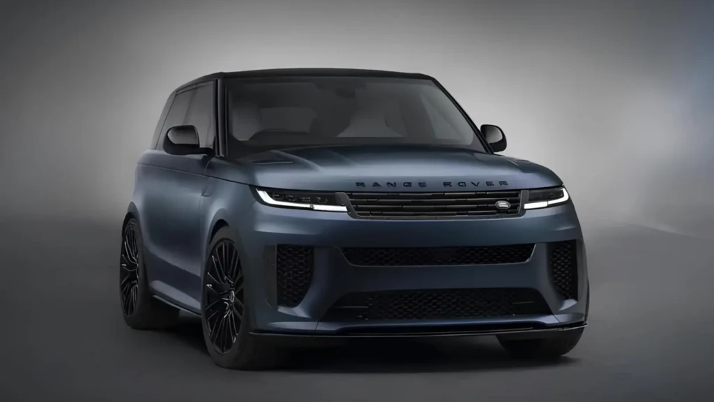 Сірий Range Rover у передньому ракурсі на темному фоні
