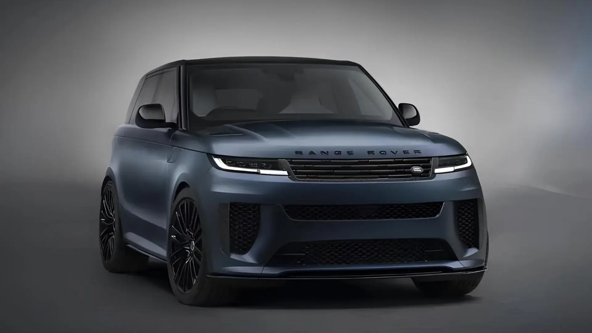Сірий Range Rover у передньому ракурсі на темному фоні