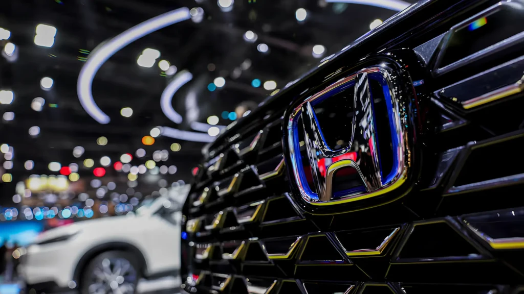 Логотип Honda на чорній решітці радіатора автомобіля крупним планом