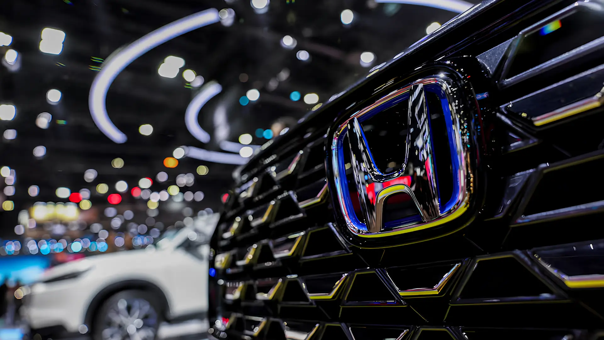 Логотип Honda на чорній решітці радіатора автомобіля крупним планом