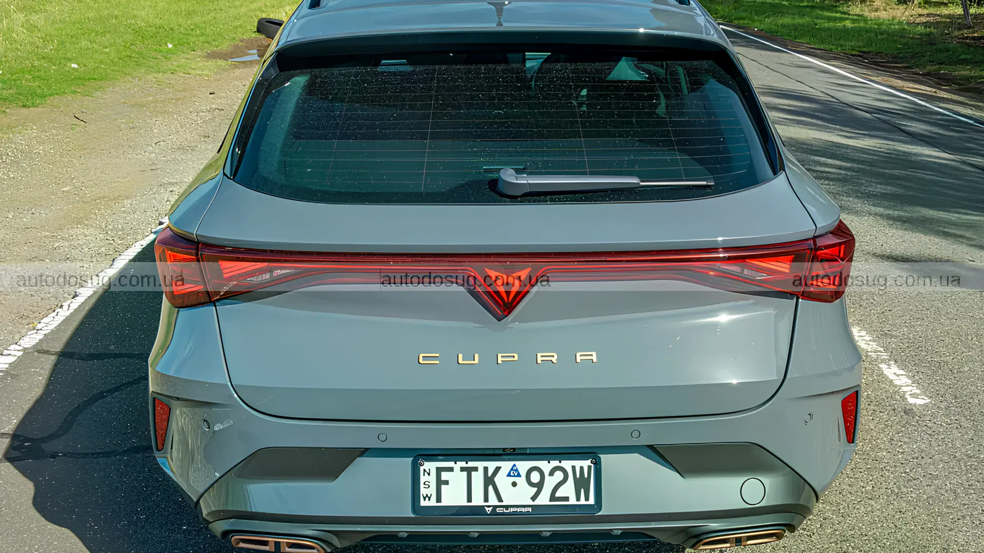 Задня частина Cupra Leon Sportstourer на дорозі