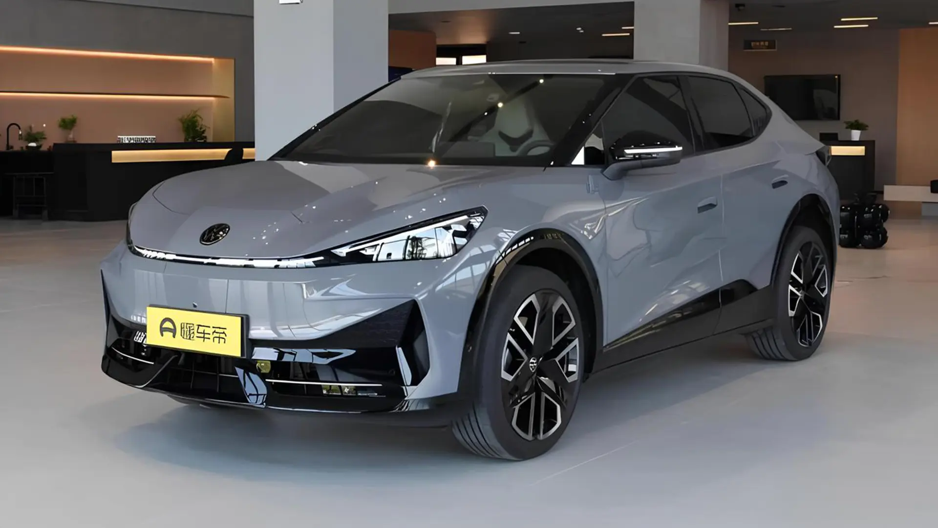 Сірий кросовер Volkswagen у шоурумі з китайськими номерними знаками