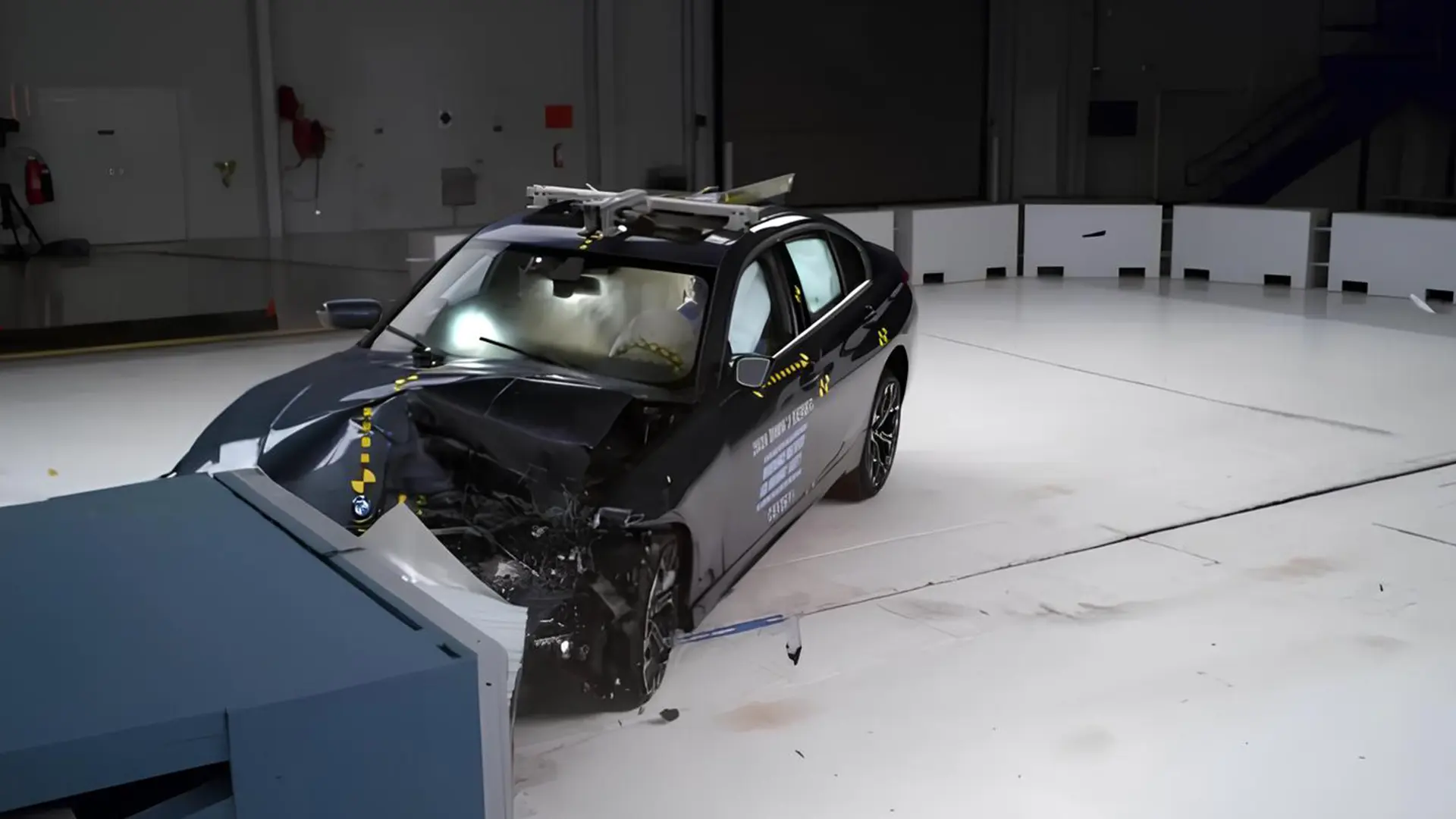 BMW 3 Series G20 після фронтального краш-тесту IIHS