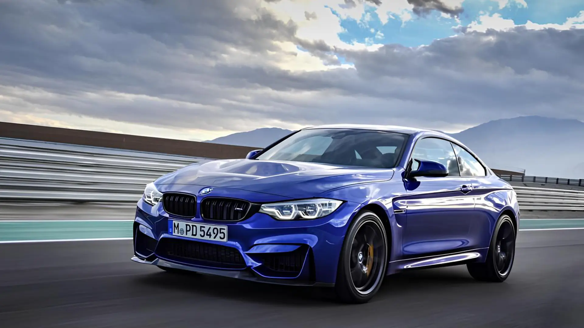 Синій BMW M4 їде гоночною трасою