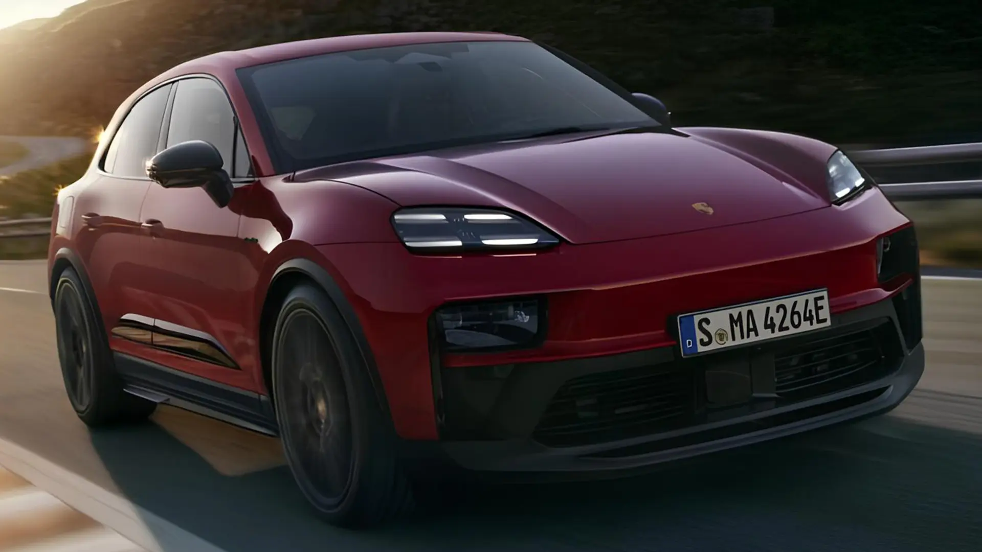 Червоний Porsche на дорозі під час руху на заході сонця
