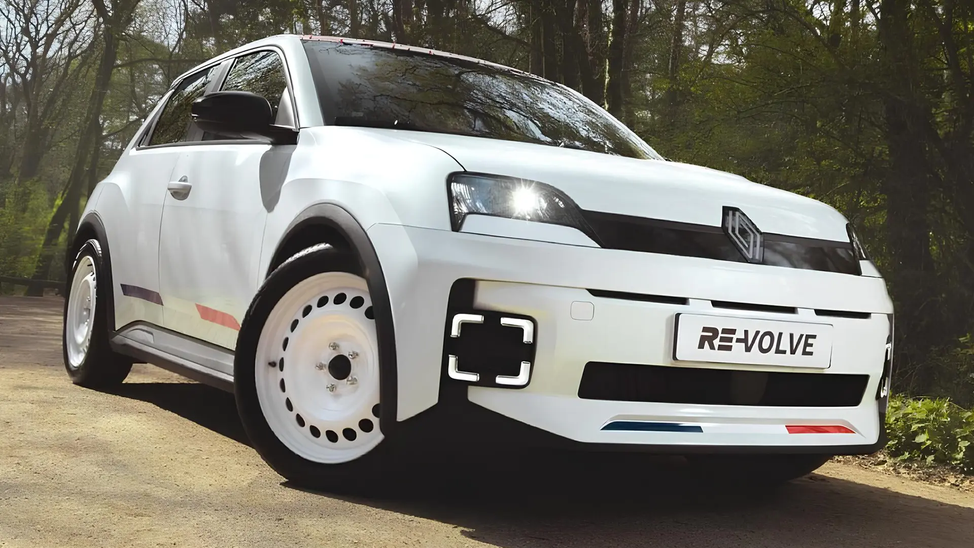 Білий Renault 5 Rallye на лісовій дорозі
