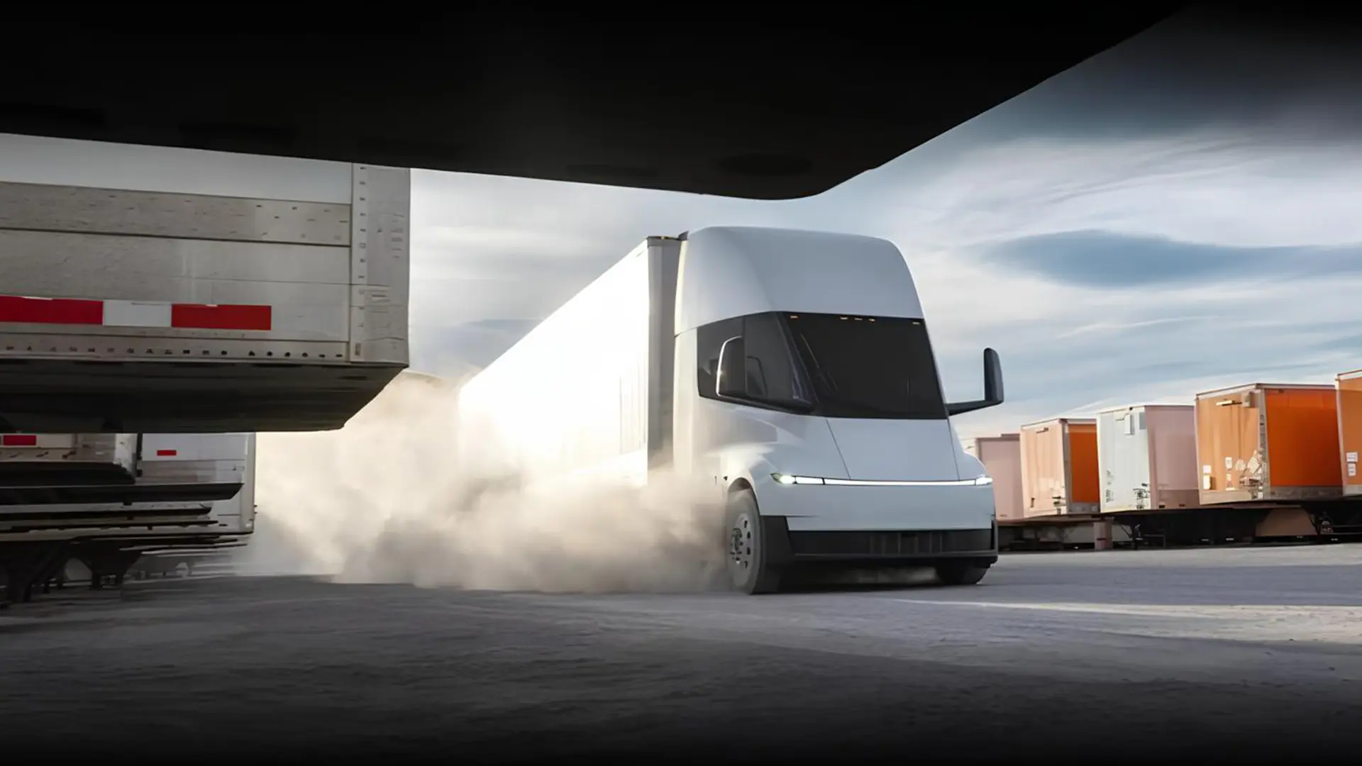 Новий Tesla Semi на логістичному майданчику серед вантажних причепів