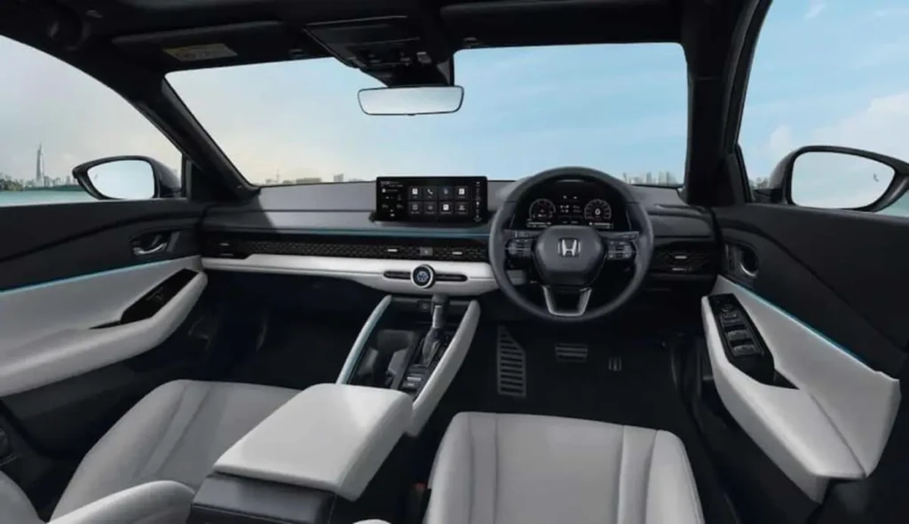 Оновлений Honda Accord у сірому кольорі в студії
