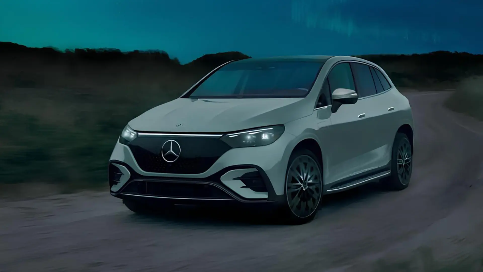 Білий електричний кросовер Mercedes EQE 320 на нічній дорозі
