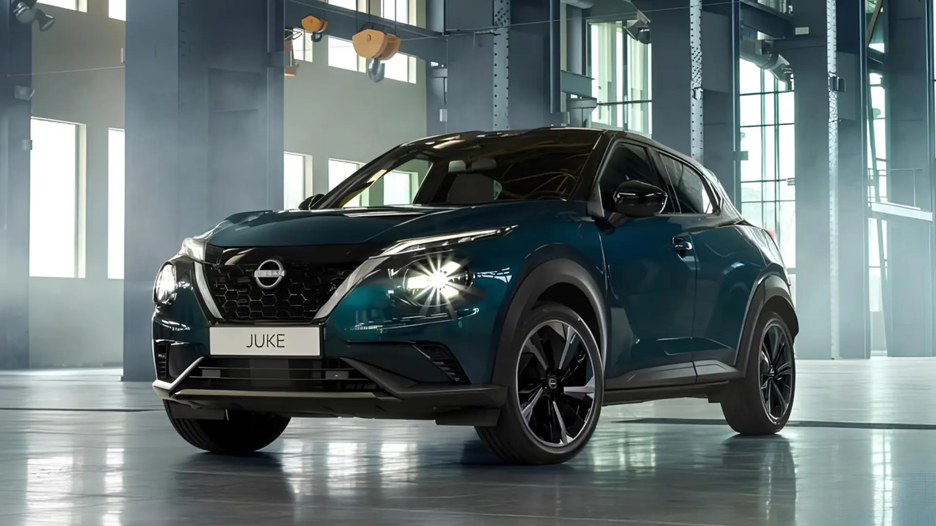 Nissan Juke Pulse у темно-бірюзовому кольорі в сучасному промисловому інтер’єрі