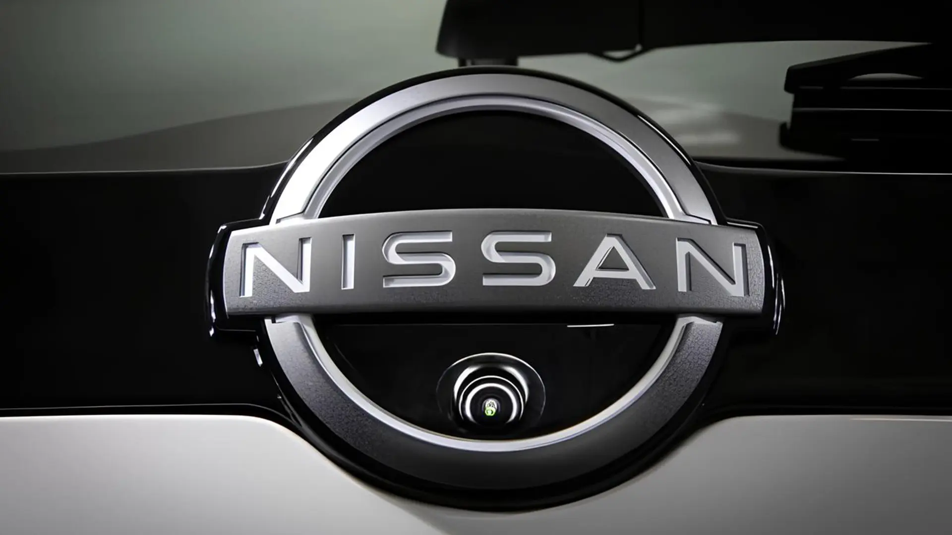 Логотип Nissan на автомобілі до статті про скорочення виробництва